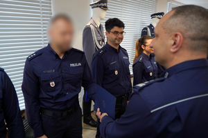 Komendant gratuluje policjantom