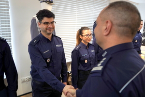 Komendant gratuluje policjantom