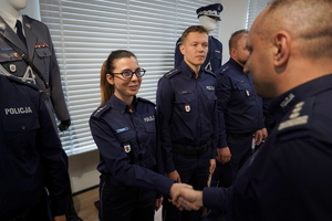 Komendant gratuluje policjantom