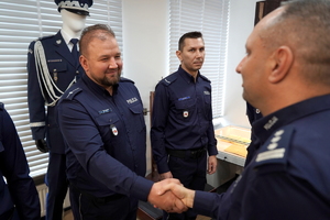 Komendant gratuluje policjantom
