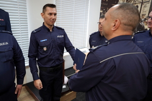 Komendant gratuluje policjantom