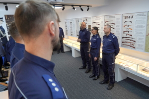 Komendant gratuluje policjantom