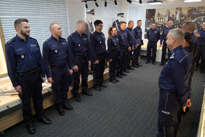 Komendant gratuluje policjantom
