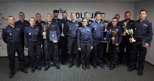 Komendant gratuluje policjantom