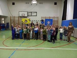 Spotkanie dotyczące bezpiecznego poruszania się po drodze do szkoły w Kruszynie.