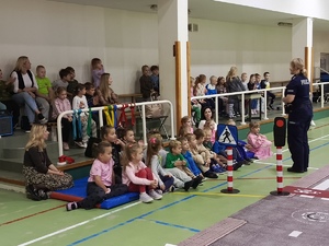Spotkanie dotyczące bezpiecznego poruszania się po drodze do szkoły w Kruszynie.