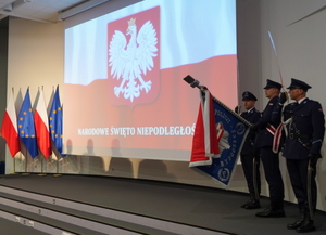 zdjęcie pocztu sztandarowego KWP na obchodach Święta Niepodległości. Plik JPG.