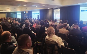 Uczestnicy szkolenia słuchają lektora