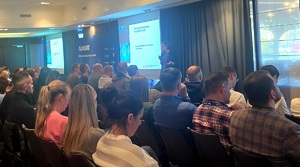 Uczestnicy szkolenia słuchają wykładu