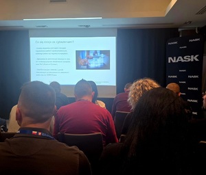 Uczestnicy szkolenia siedzą tyłem przed nimi plansza: „Co się dzieje ze zgłoszeniami?"