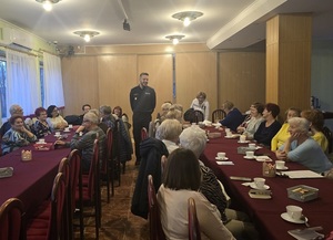 Policjant rozmawia z Seniorami