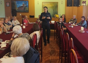 Policjantka tłumaczy Seniorom, jak ustrzec się oszustów