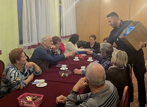 Policjant rozdaje Koperty życia