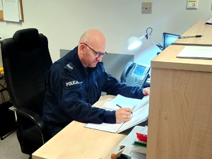 Sierżant sztabowy Bartosz Wszelaki przy biurku