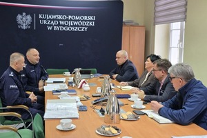 Komendanci i przedstawiciele rozmawiają przy stole