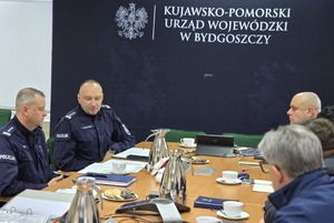 Komendanci i przedstawiciele rozmawiają przy stole