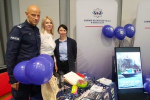 policjant i dwie kobiety stoją obok siebie i pozują do zdjęcia