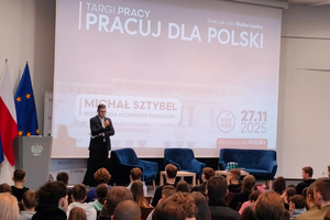 wojewoda przemawia do publiczności na sali