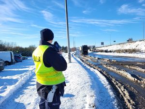 policjanci mierzą radarem i kontrolują pojazdy