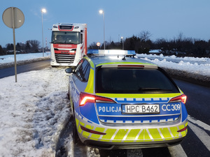 policjanci mierzą radarem i kontrolują pojazdy