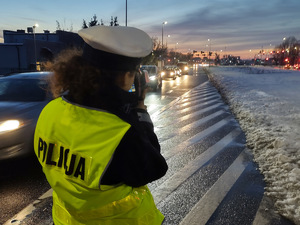 policjanci mierzą radarem i kontrolują pojazdy