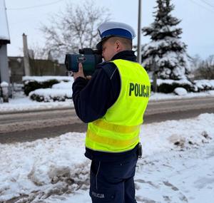 policjanci mierzą radarem i kontrolują pojazdy