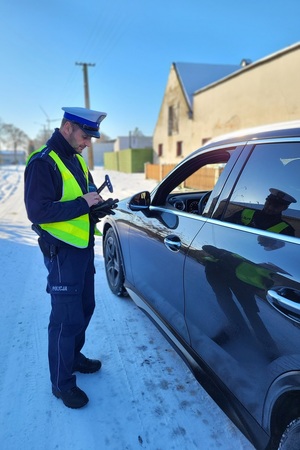 policjanci mierzą radarem i kontrolują pojazdy