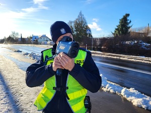 policjanci mierzą radarem i kontrolują pojazdy