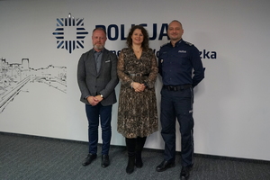 Szefowie służb stojący na korytarzu.