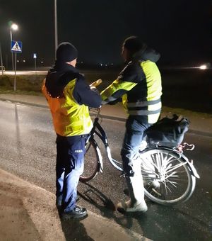 Policjant kontroluje trzeźwość rowerzysty