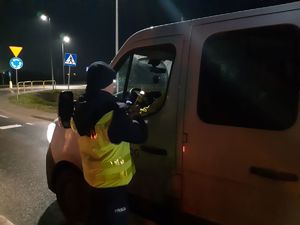 Policjant kontroluje trzeźwość kierowcy auta dostawczego