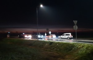 Stoi kilka aut na jezdni, a policjanci kontrolują trzeźwość kierowców