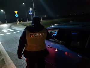 Policjant kontroluje trzeźwość kierowcy