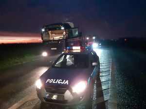 Stoi radiowóz dalej TIR