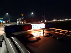 Stoi radiowóz, a w tle jedzie TIR