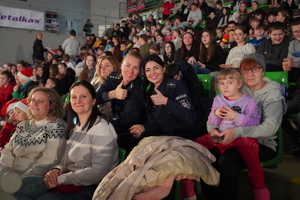 funkcjonariusze i zaproszeni goście biorą udział wydarzeniu związanym z Bezpieczeństwem ze Świętym Mikołajem