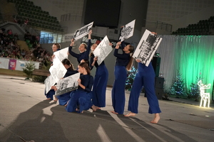 funkcjonariusze i zaproszeni goście biorą udział wydarzeniu związanym z Bezpieczeństwem ze Świętym Mikołajem