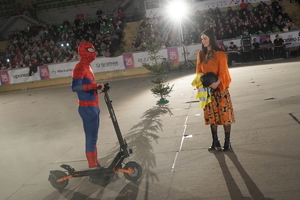 funkcjonariusze i zaproszeni goście biorą udział wydarzeniu związanym z Bezpieczeństwem ze Świętym Mikołajem