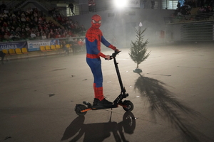 funkcjonariusze i zaproszeni goście biorą udział wydarzeniu związanym z Bezpieczeństwem ze Świętym Mikołajem