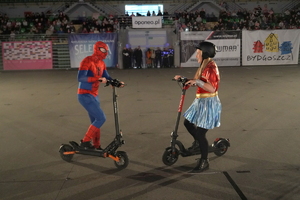 funkcjonariusze i zaproszeni goście biorą udział wydarzeniu związanym z Bezpieczeństwem ze Świętym Mikołajem