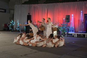 funkcjonariusze i zaproszeni goście biorą udział wydarzeniu związanym z Bezpieczeństwem ze Świętym Mikołajem