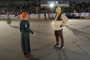 funkcjonariusze i zaproszeni goście biorą udział wydarzeniu związanym z Bezpieczeństwem ze Świętym Mikołajem