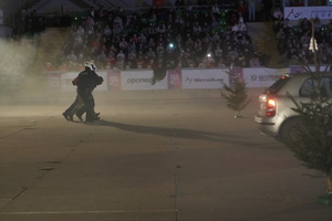 funkcjonariusze i zaproszeni goście biorą udział wydarzeniu związanym z Bezpieczeństwem ze Świętym Mikołajem