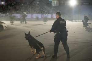 funkcjonariusze i zaproszeni goście biorą udział wydarzeniu związanym z Bezpieczeństwem ze Świętym Mikołajem
