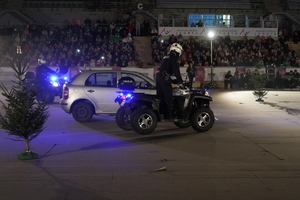 funkcjonariusze i zaproszeni goście biorą udział wydarzeniu związanym z Bezpieczeństwem ze Świętym Mikołajem