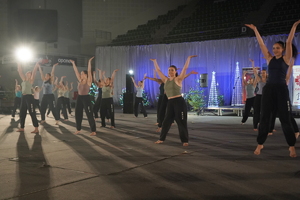 funkcjonariusze i zaproszeni goście biorą udział wydarzeniu związanym z Bezpieczeństwem ze Świętym Mikołajem