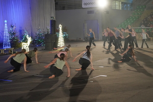 funkcjonariusze i zaproszeni goście biorą udział wydarzeniu związanym z Bezpieczeństwem ze Świętym Mikołajem