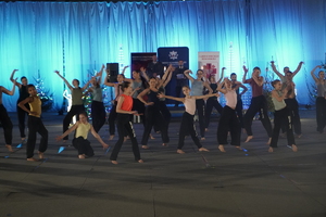 funkcjonariusze i zaproszeni goście biorą udział wydarzeniu związanym z Bezpieczeństwem ze Świętym Mikołajem