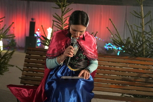 funkcjonariusze i zaproszeni goście biorą udział wydarzeniu związanym z Bezpieczeństwem ze Świętym Mikołajem