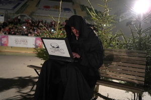 funkcjonariusze i zaproszeni goście biorą udział wydarzeniu związanym z Bezpieczeństwem ze Świętym Mikołajem